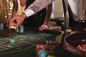 dewi21 live roulette dealer in professional studio with HD broadcast setup